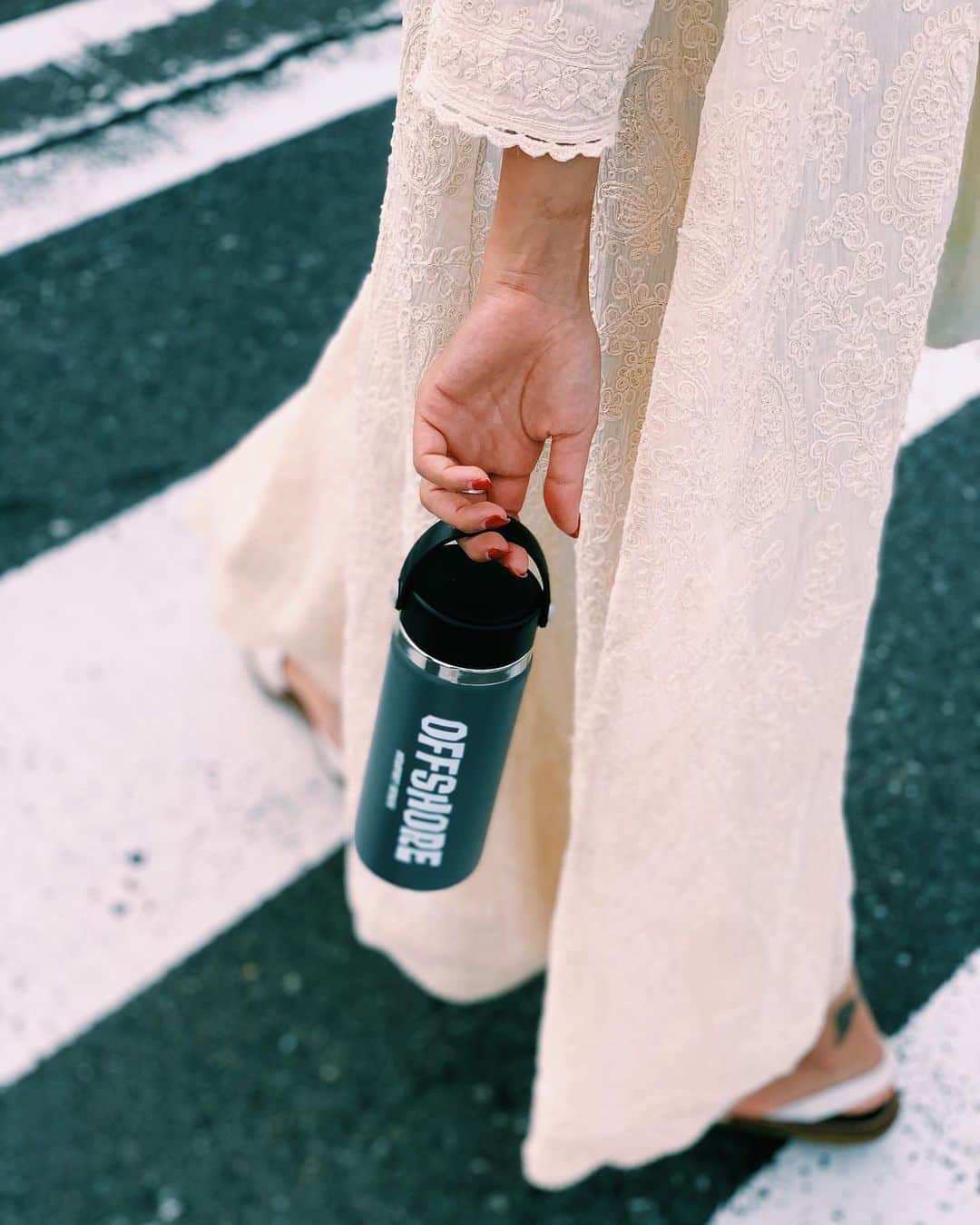 のインスタグラム：「🌏🪐🌿 ・ ・ Good Morning🌞 ・ 今日も素晴らしい1日になりますように🌿 ・ ・ ずっと欲しかったのに、 買うタイミングを失ってた @hydroflask.jp 🌏 ・ @offshore.official コラボにしました🥰♥️ ・ 色もロゴの字体もいい感じ🥳💕 ・ ・ 持ち手があるから散歩🚶🏽‍♀️にも適してる☺️🌼 ハイキングとかも行きたいなー♥️ ・ ・ 明日から夏休み🌈 今日までに終わらせる事いっぱいだ💦 ・ ・ #offshore #オフショア #hydroflask #ハイドロフラスク #散歩 #双子散歩 #七里ヶ浜のこの場所結構好き」