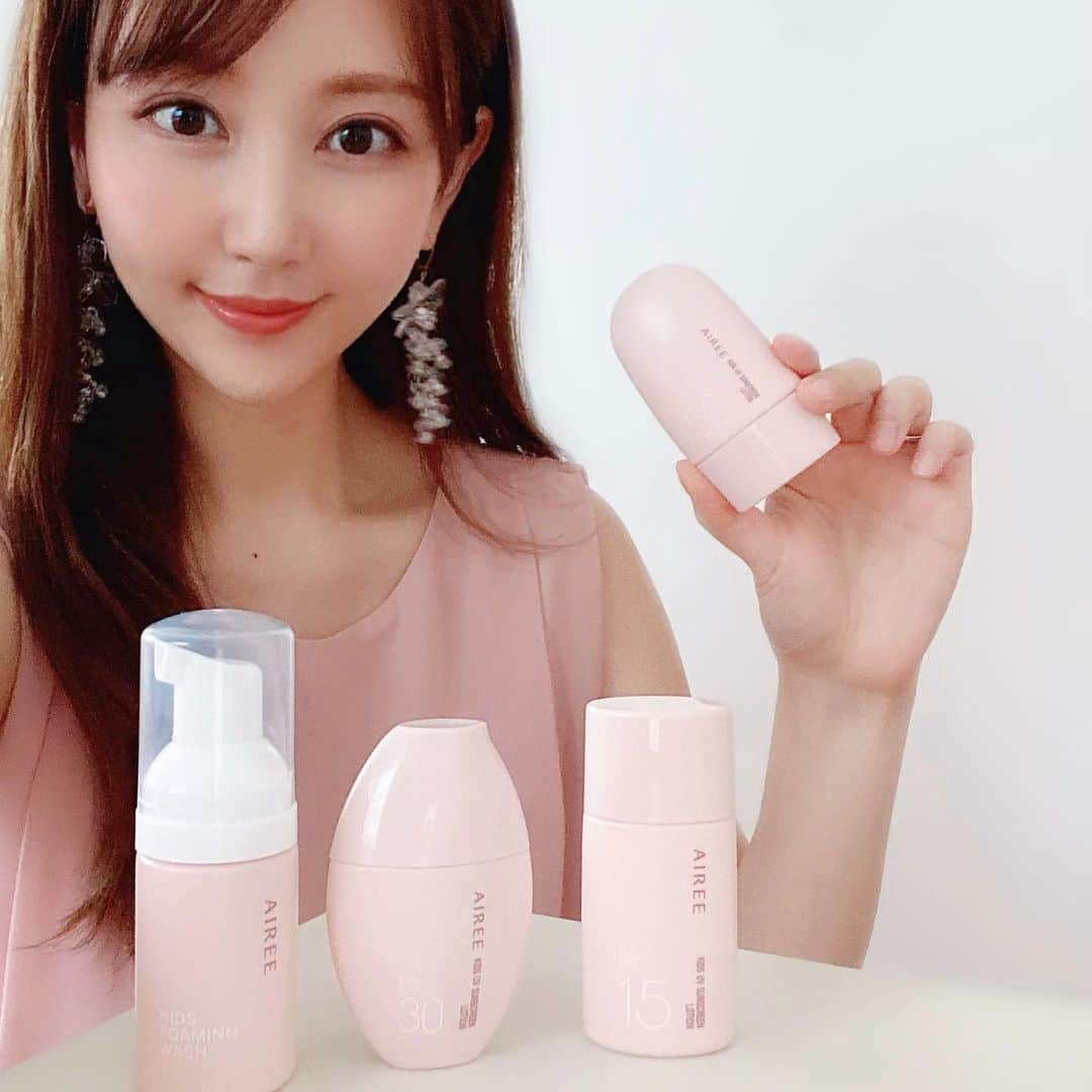 のインスタグラム：「･﻿ ･﻿ 相変わらずジメジメやけど﻿ やっと梅雨も明けるみたいやし﻿ お散歩行ったりお庭でプールとかしたいな♡﻿ ﻿ ﻿ これは最近ママ友に教えてもらった﻿ あの福原愛さんがイメージキャラクターの﻿ キッズUV日焼け止めAIREEだよ🌞﻿ ﻿ ﻿ #キッズ日焼け止め #AIREE」