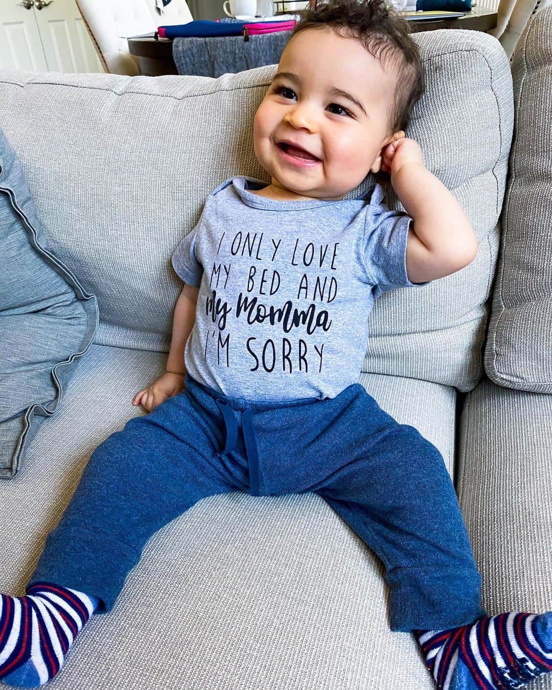 フォルケ・アキンラデウォのインスタグラム：「I only love my bed and my Momma, I’m sorry . . (To be fair, he hasn’t had the chance to meet many people)😷 . . . 👕 courtesy of Aunty Kelsey and Uncle Folu」