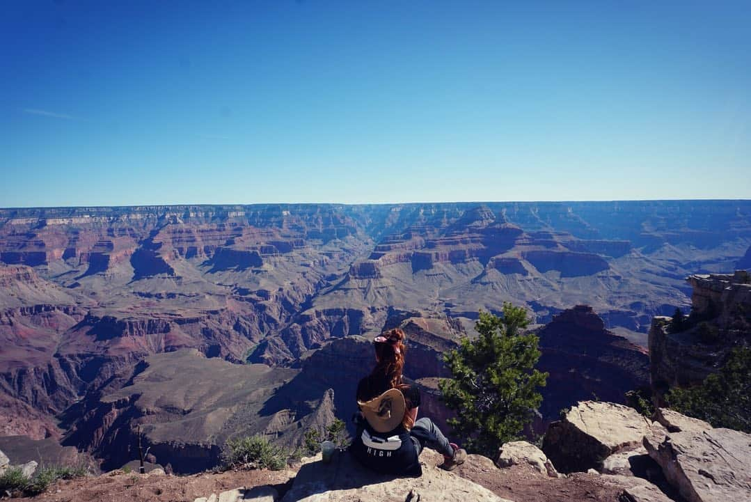 シドニー・シエロタさんのインスタグラム写真 - (シドニー・シエロタInstagram)「Just a girl and her scrunchie, enjoying nature a lot lately. 💙」7月31日 8時31分 - sydneysierota