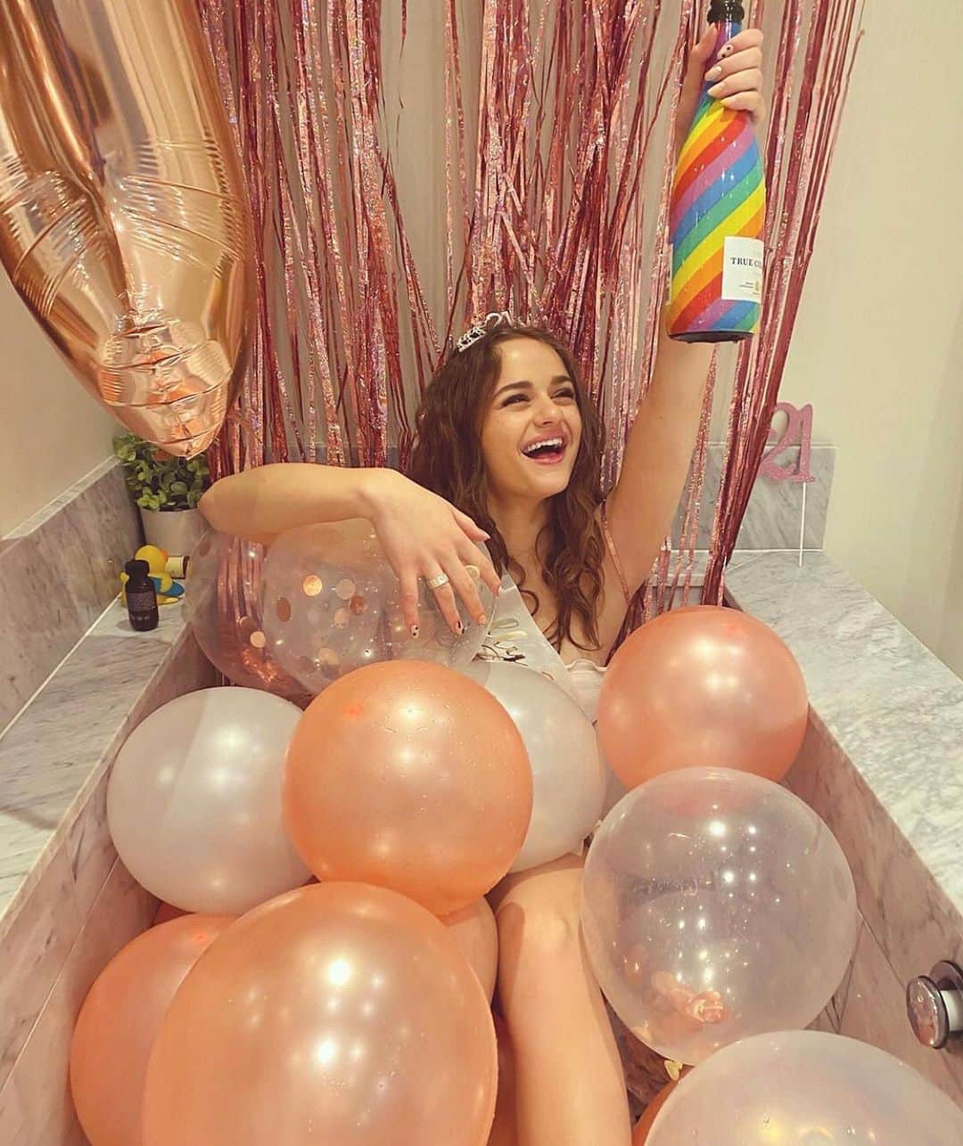 Just Jaredさんのインスタグラム写真 - (Just JaredInstagram)「Happy 21st birthday to @joeyking! The “Kissing Booth 2” actress celebrated the big day by popping a bottle of champagne in the bathtub! #JoeyKing Photos: @joeyking」7月31日 8時52分 - justjared