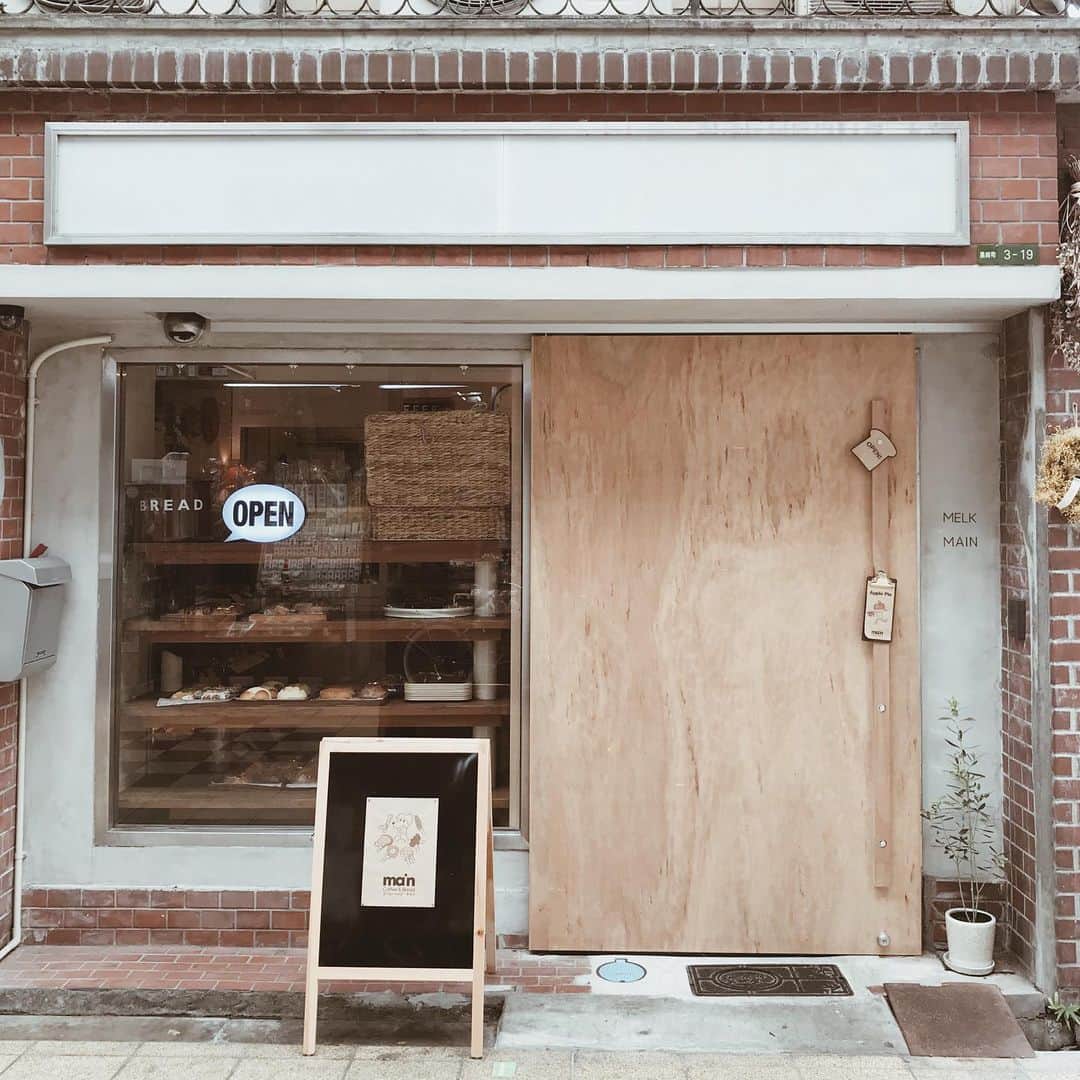 yuiのインスタグラム：「good morning . お散歩中に見つけたかわいいパン屋さん🥖」