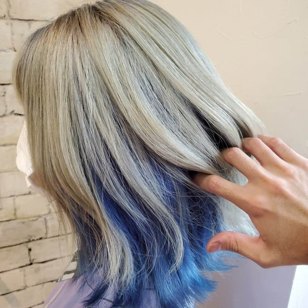 HAIRさんのインスタグラム写真 - (HAIRInstagram)「「シルバー×ブルー🤍💙」 HAIR掲載スタイリスト： @naoyamatsumoto.paul（hair design PAUL） . -----------------------------------------------------------  Follow me👉🏽 @hair.cm  HAIR webサイトは「HAIR（ヘアー）」で検索！✨  -----------------------------------------------------------  HAIRは、お客様の『なりたいを叶えるスタイリスト』が集まるサイトです。  日々スタイリストの方々の素敵なヘアスタイルを掲載しています。  投稿スナップ数約40万の中から、気に入ったスタイルを見つけませんか？  HAIRを通じてサロンに予約もできますよ！💕  ----------------------------------------------------------- . . #ボブ #ハイライト #グラデーションカラー #コントラストハイライト #ナチュラルグラデーション #ブルー #シルバー #ヘアアレンジ #ヘアスタイル #ヘアカタログ #ヘアカラー #ヘアスタイリング #髮型 #髮型屋 #髮型設計 #发型 #短髮 #日系髮型 #女生髮型 #女生短髮 #염색 #헤어 #단발 #bob #복구펌 #짧은머리 #숏컷」7月31日 9時00分 - hair.cm