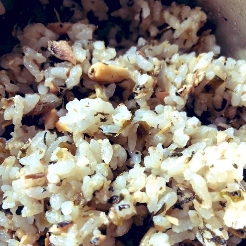 のインスタグラム：「美味いンスタグラム〜自炊編〜 天橋立付近の人気お土産 「丹後オイルサーディン」 と 滋賀県の人気お土産 「まぜちゃい菜」  のW人気お土産まぜ飯！！！ お土産アレンジレシピってなんか良さそう！  旨味の五角形のどの角度の味も MAX状態！！！ なんぼ米あってもたらんっ！！！！  オイルサーディンだけやと 味の方向が一方向になるところやけど そこに まぜちゃい菜の 塩味とちょいピリ旨味が混ぜ合わさって冷えも美味いまぜ飯に♪  これと キンキンに冷えた麦茶！  セミの鳴き声聴きながら朝食を迎えれば、、、、、  夏〜〜〜〜！  #美味いンスタグラム #自炊 #丹後オイルサーディン #まぜちゃい菜 #まぜ飯 #レシピ #お土産アレンジレシピ」
