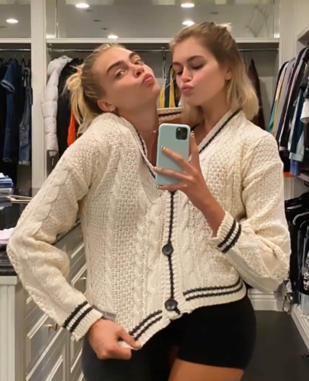 E! Onlineさんのインスタグラム写真 - (E! OnlineInstagram)「Why have two cardigans when you could have the 1. “Taylor Swift we love our cardigan.” —Kaia Gerber (📷: Instagram)」7月31日 9時01分 - enews