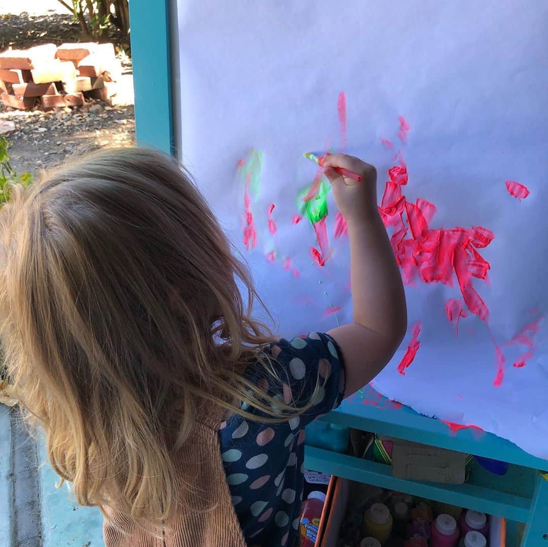 カテリーナ・スコーソンのインスタグラム：「Flow. 💜💚🧡💗」
