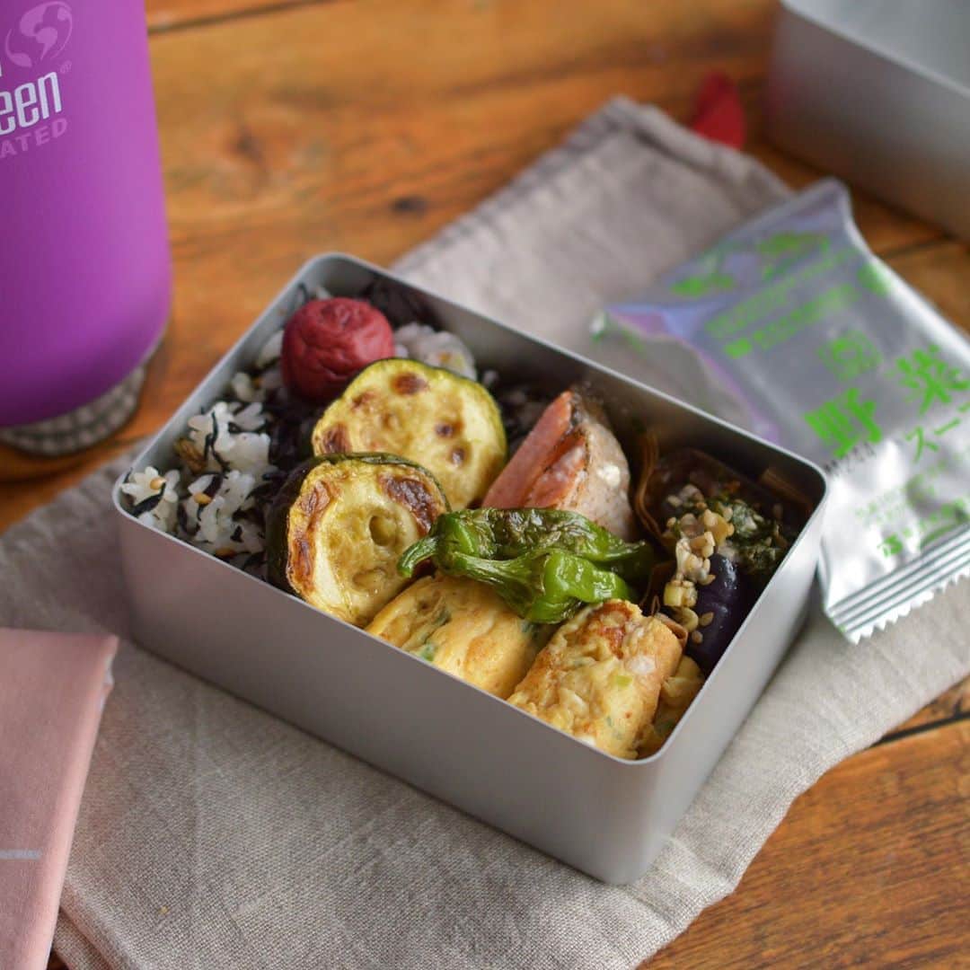 yukiyoのインスタグラム：「2020.7.31* ・ 今日のお弁当 ・ 紫蘇ひじきふりかけ混ぜごはん ズッキーニソテー、藻塩ふってます ネギ入り玉子焼き サーモンの切れっ端の塩焼きオリーブオイル漬け レンジ蒸しナスの薬味たっぷりタレ漬け ししとう焼いたの 麦茶とマルちゃんの野菜スープ ・ ・ 久しぶりに玉子焼き焼いたら失敗した笑 ・ ・ なんやかんやで梅雨明けせぬまま7月最終日 今月もありがとうございました 来月も宜しくお願いします☺︎ ・ みなさん良い週末を ・ ・ #麦茶入れてるクリーンカンティーンのボトルが派手すぎ #私のpicでは映えさせる事が出来ない #悪目立ち #黄緑色にすれば良かったかな ・ #お弁当 #obento #bento #lunch #lunchbox #onthetable #japanesefood #暮らし #lin_stagrammer #ロカリ #おうちごはんLover #マカロニメイト #IGersJP #クリーンカンティーン」