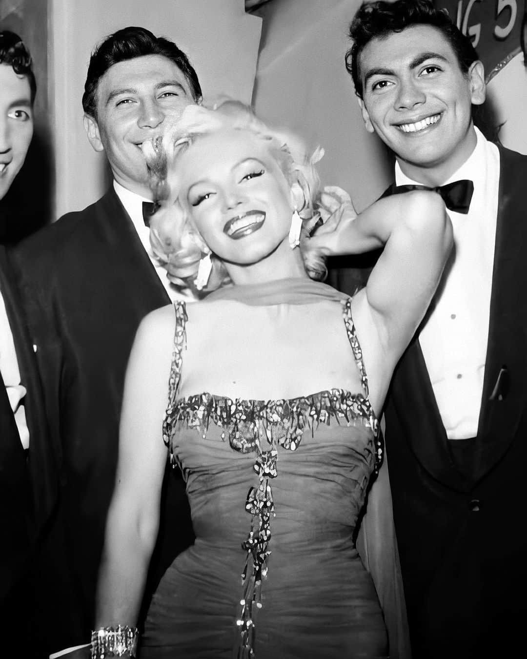 マリリン・モンローのインスタグラム：「Marilyn at the Hollywood Bowl for Saint Jude’s Children’s Hospital Benefit in 1953, where she later performed. She looks so happy and beautiful✨❤️」