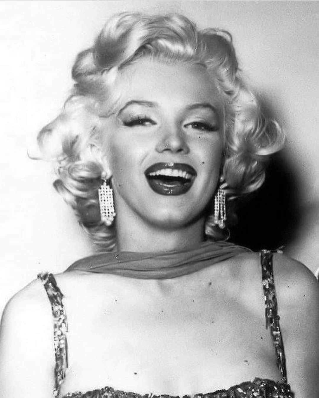 マリリン・モンローさんのインスタグラム写真 - (マリリン・モンローInstagram)「Marilyn at the Hollywood Bowl for Saint Jude’s Children’s Hospital Benefit in 1953, where she later performed. She looks so happy and beautiful✨❤️」7月31日 9時07分 - welovemarilyn