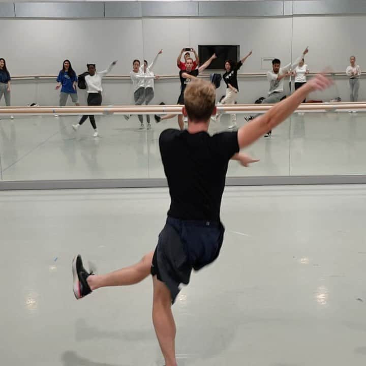 アンドリュー・ドッズのインスタグラム：「Wouldn’t normally post dance to my feed but the group killed it this week 🔥🔥🔥⁣⁣ ⁣⁣ Thanks @dmodanceclass @yaboydmo for a great class! 🕺⁣⁣ ⁣⁣ Shoutout to the matching outfits in the back for hyping us up! ✨👑⁣⁣ ⁣⁣ Song: Kandi - Don’t Think I’m Not」