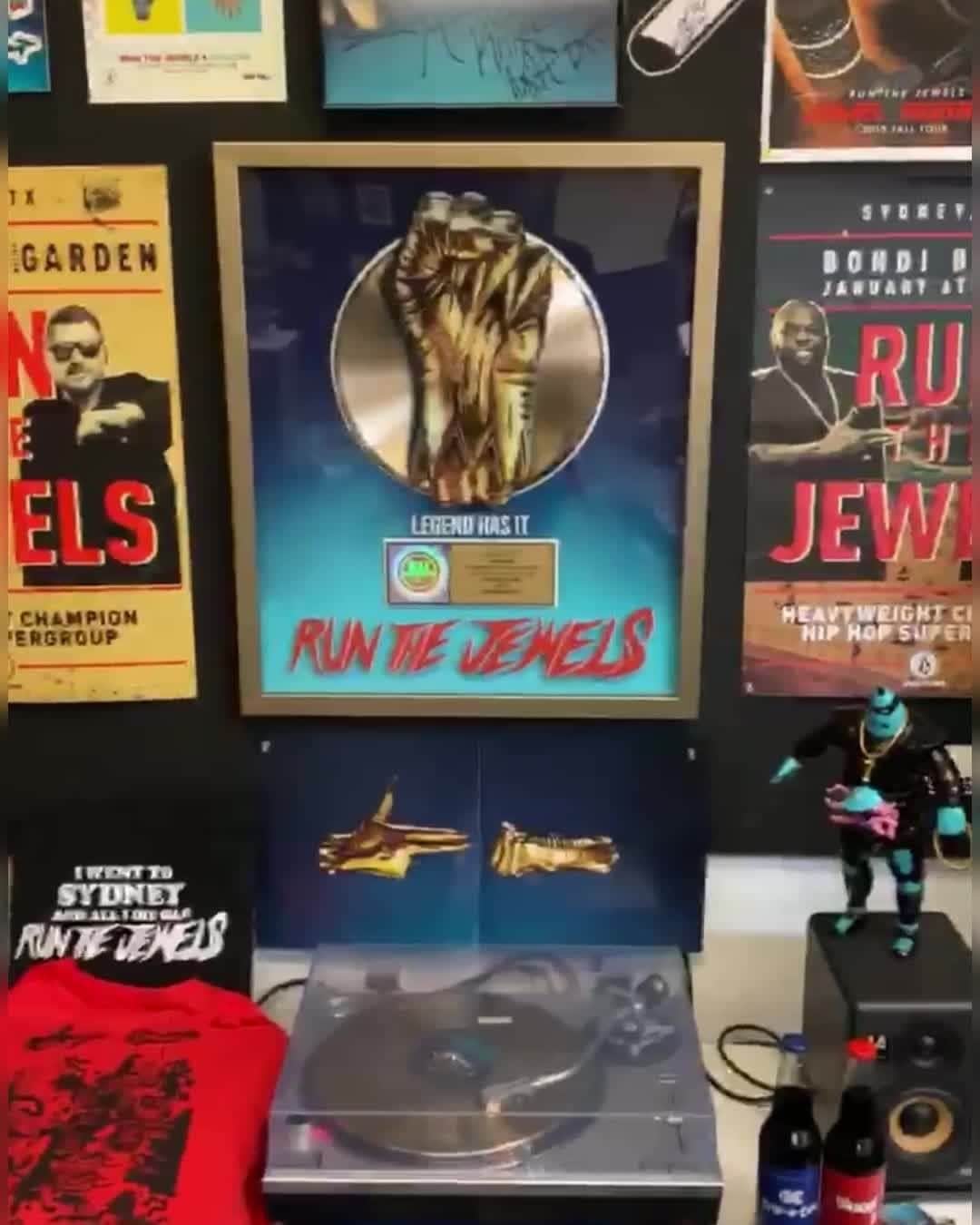 ボルコムのインスタグラム：「It is an honor and privilege to share the success represented by this gold record for 'Legend Has It'! 📣 🤩  Salutes to @runthejewels and the whole team! 💯 🔊  Thanks for this incredible gift! 👉 🤛  @thereallyrealelp @killermike @bigchief_nyc @willisactive @jlbakerinc 🏆」