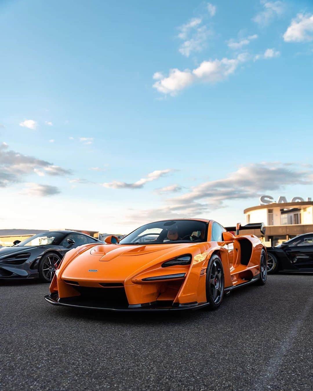 CarsWithoutLimitsさんのインスタグラム写真 - (CarsWithoutLimitsInstagram)「1 of 20 #McLaren #SennaLM in Papaya Orange Photos @j.b_photography  #carswithoutlimits #senna」7月31日 9時16分 - carswithoutlimits