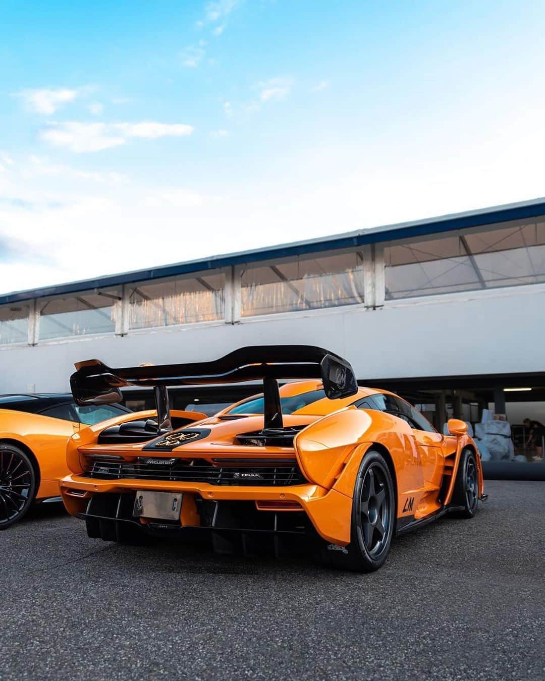 CarsWithoutLimitsさんのインスタグラム写真 - (CarsWithoutLimitsInstagram)「1 of 20 #McLaren #SennaLM in Papaya Orange Photos @j.b_photography  #carswithoutlimits #senna」7月31日 9時16分 - carswithoutlimits