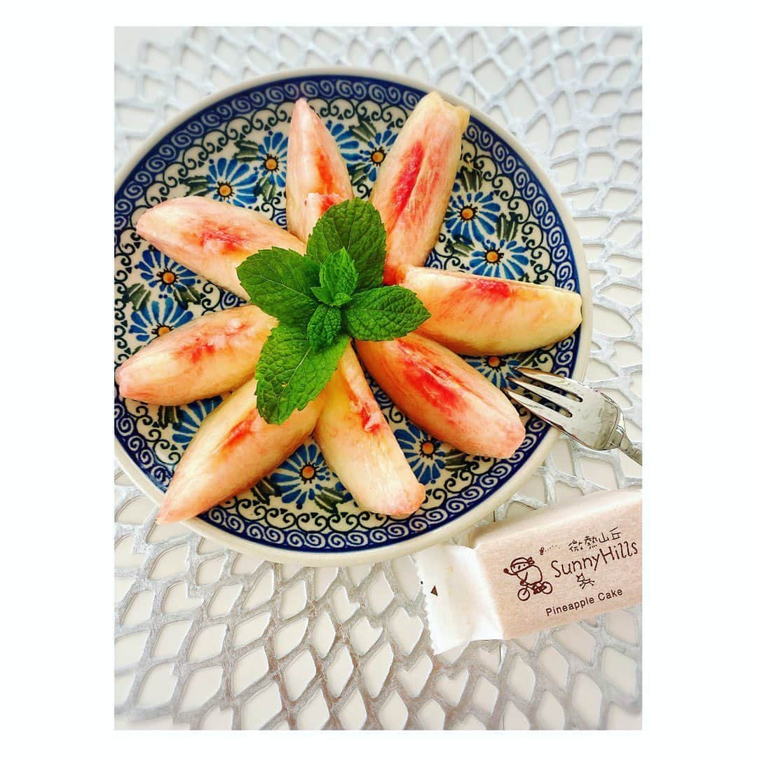 望月理恵さんのインスタグラム写真 - (望月理恵Instagram)「桃🍑 綺麗に剥けると嬉しい。  今日もよい一日を✨ 真ん中のミントは写真のために 乗せただけ。 お湯に入れてハーブティーに。」7月31日 9時29分 - mochiee28