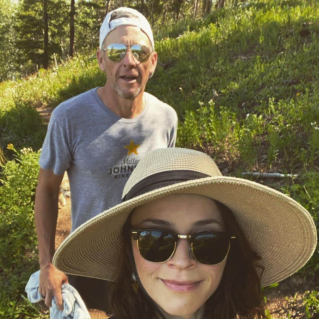 サーシャ・コーエンさんのインスタグラム写真 - (サーシャ・コーエンInstagram)「Beware of planning a casual catchup hike with @lancearmstrong.  It involved over 3,000 ft of ascent (starting at 9,000 ft) and very little talking on my end. 🥵🤪 Followed that by an easy loop up at #MaroonBells to soak in the epic scenery. #colorado #aspen #hiking」7月31日 9時30分 - sashacohennyc