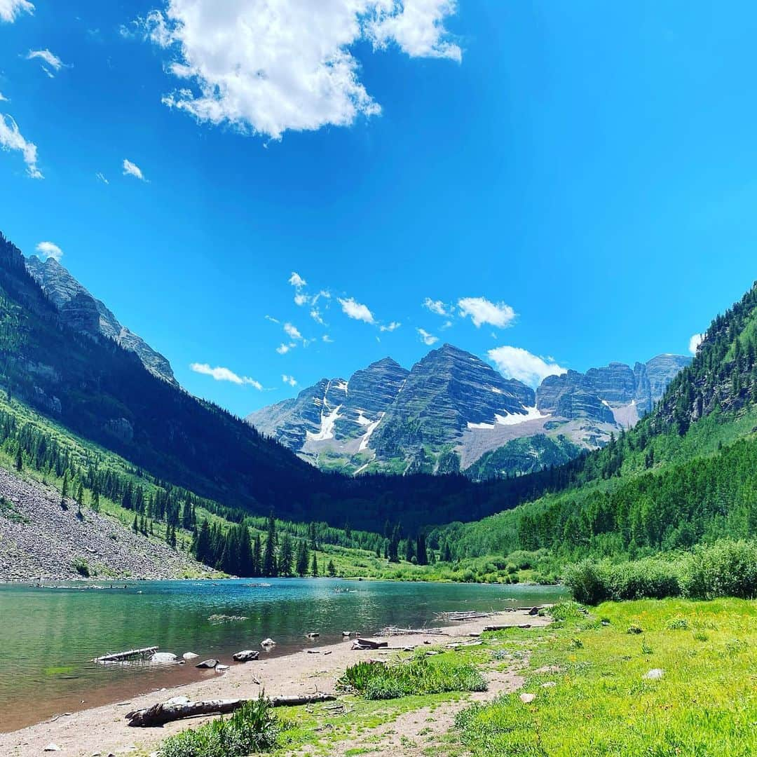 サーシャ・コーエンさんのインスタグラム写真 - (サーシャ・コーエンInstagram)「Beware of planning a casual catchup hike with @lancearmstrong.  It involved over 3,000 ft of ascent (starting at 9,000 ft) and very little talking on my end. 🥵🤪 Followed that by an easy loop up at #MaroonBells to soak in the epic scenery. #colorado #aspen #hiking」7月31日 9時30分 - sashacohennyc