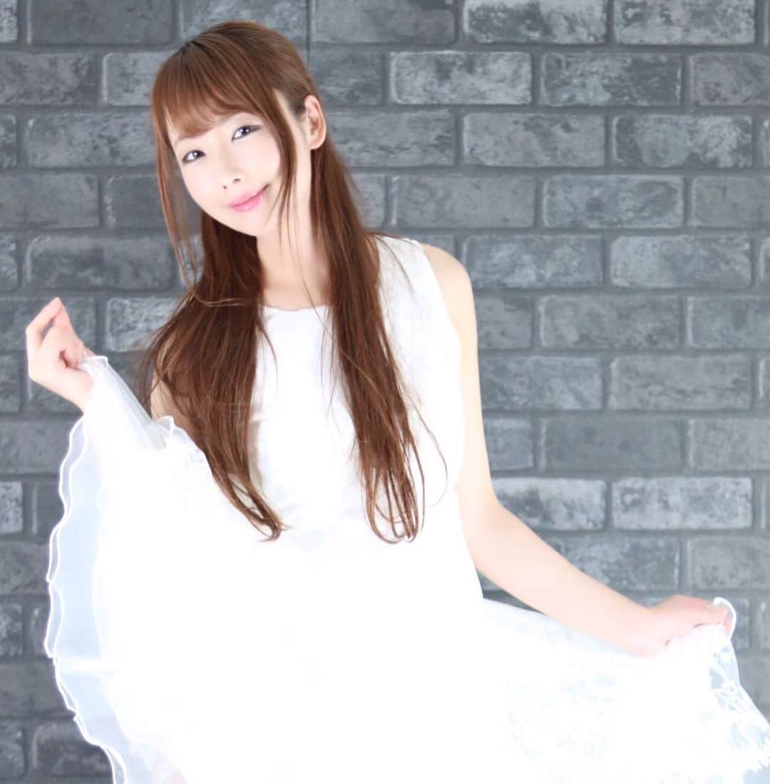 のインスタグラム：「ホワイトドレス👗のアップ☺️  このドレスで映像の撮影するよ💓  自然光いっぱいの中、アーティスティックな撮影💜  #映像 #movie #shooting #natural #japan #japanesegirl #sakachikumi #坂地久美」