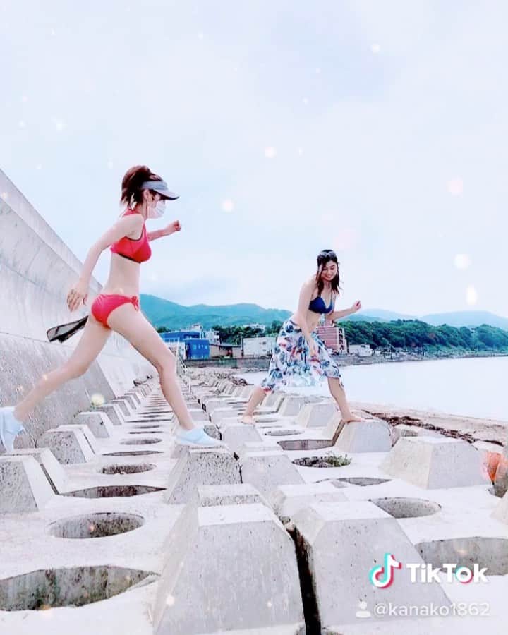 のインスタグラム：「おはようございます☀️(1回転びそうになった！w)  これ見てても、サキちゃん付いてきてくれてる🏃  いつも私のぶっ飛んだ考えにも、転んでも転んでも、ついてきてくれる @saki_hk sakiには 感謝しかないな ～✨✨ 本当に 信頼出来る人に囲まれて人生過ごせたら 最高だよね♡♡  #相方 #信頼出来る人 #テトラポット #海水浴 #水着 #1回転びそうになった！笑 #ビキニ女子  #水着姿 #海水浴 #セクシー #水着コーデ  #水着姿 #美脚 #美尻 #筋トレ女子 #ダイエット #instagramjapan  #instagramer  #instagramers  #instagramhub  #instagram」