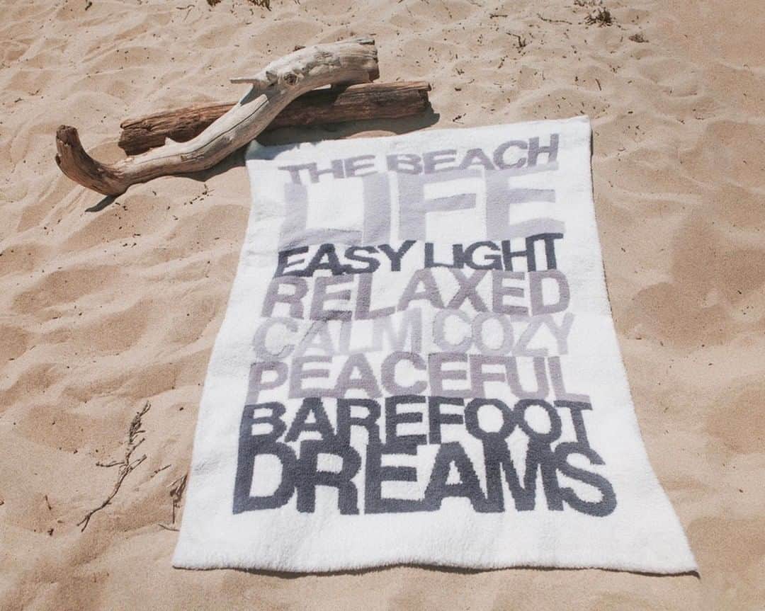 ベアフットドリームスのインスタグラム：「Can’t make it to our flagship store in Malibu? Well now you can shop our retail exclusive CozyChic Beach House Blanket online! Link in bio #barefootdreams」