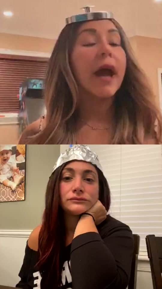 ニコール・ ポリッツィのインスタグラム：「Welcome to our hot mess world.」