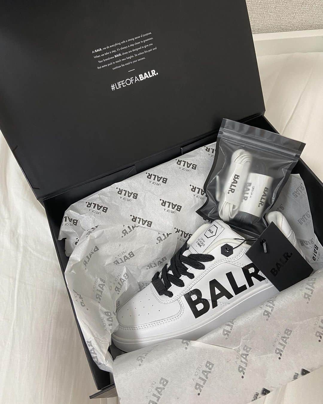 永島あゆみのインスタグラム：「👟 ・ #balr  普段からヒールを履くことが多いので ほとんどヒールばかりなのですが最近は スニーカーもいくつか❤︎ balrはwomanも沢山種類があって かっこよくて私大好きなんです😆 お天気がいい日にスポーティーな格好で お出掛けしたいので新しいスニーカー 下ろすのもうちょい待ちます☺︎ 今日も一日頑張りましょう💪 ・ #balr #スニーカー #sneakers #スニーカーコーデ  #👟 #❤︎」
