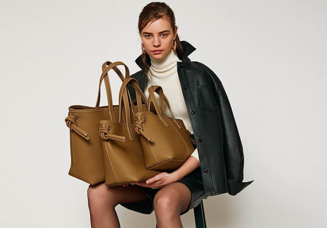 のインスタグラム：「AW20より、Sign Miniが今までのサイズから少し大きめにアップデートされて登場しました。PCやタブレットもスムーズに出し入れでき、仕事にもアクティビティにも使い勝手抜群です！  #vasic #sign #signmini #signminimini #vanilla #oak #black #aw20 #autumn #winter #new #newitem #newcolor #vasicnews」