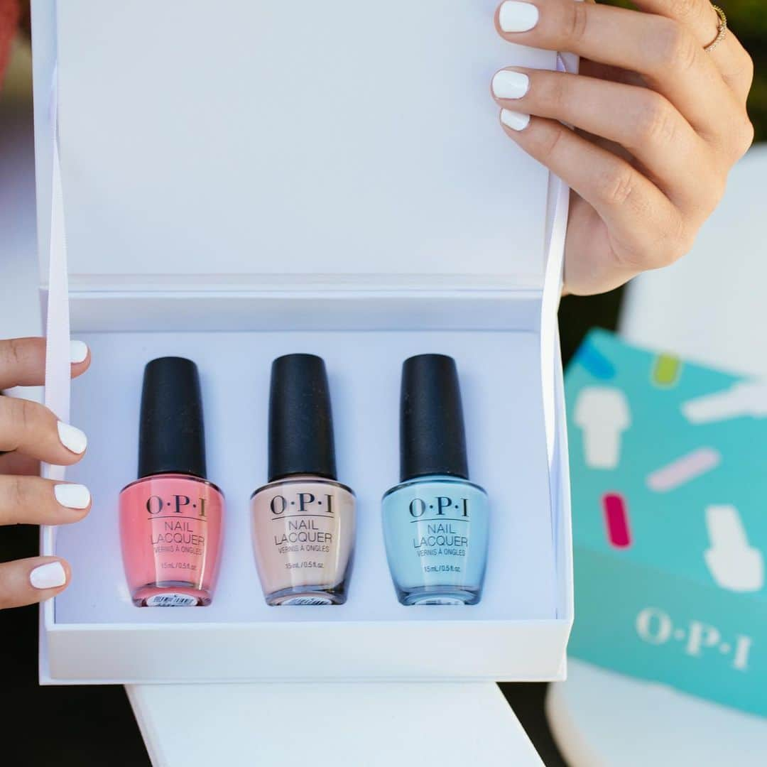 OPIさんのインスタグラム写真 - (OPIInstagram)「Send a custom #OPIGift for those friends who make you smile brighter, laugh louder and live better. 💝 Happy #FriendshipDay!  #ColorIsTheAnswer #HealingRainbow #CustomGift #OPIObsessed」7月31日 9時59分 - opi