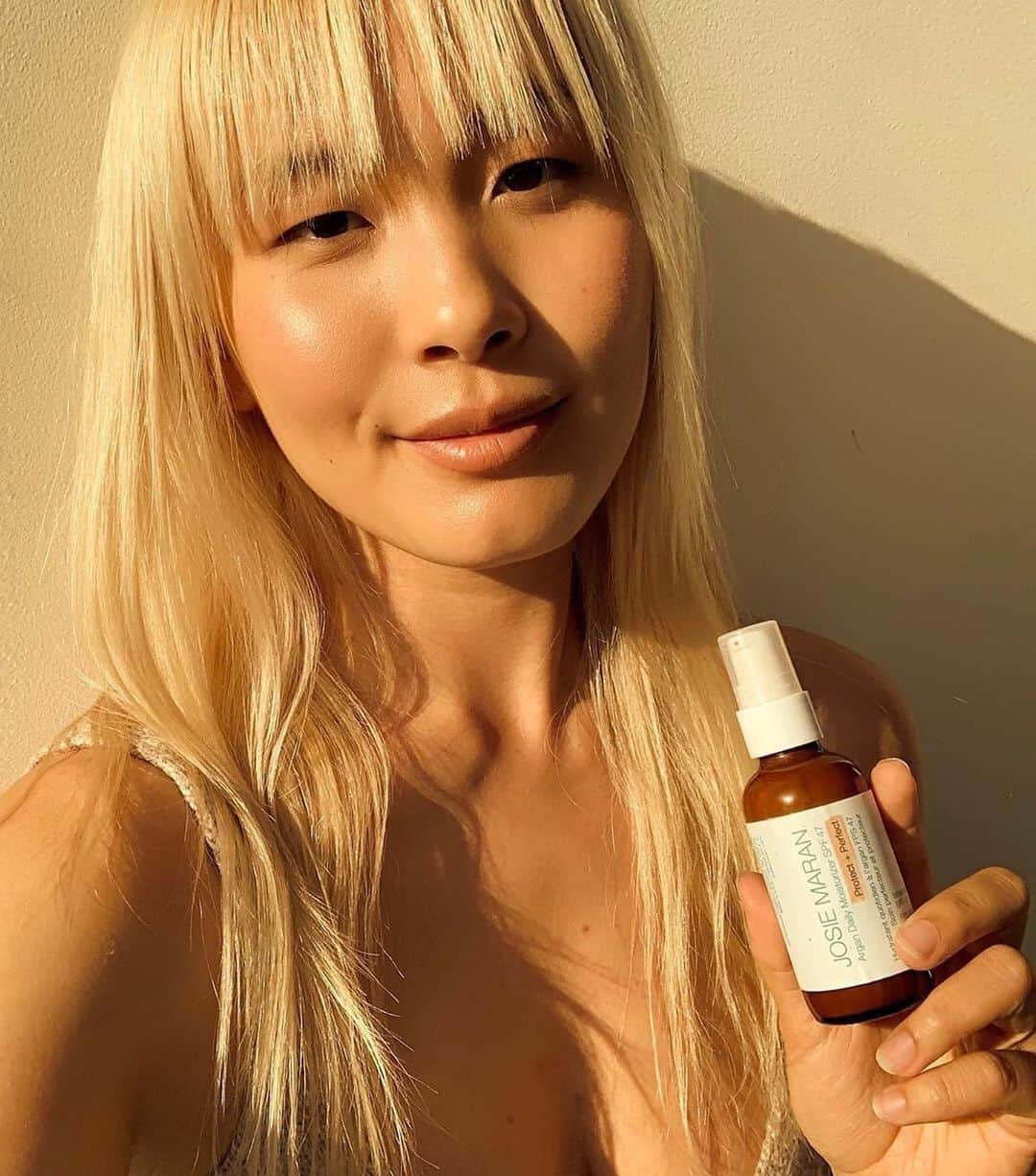 ジョジー・マランさんのインスタグラム写真 - (ジョジー・マランInstagram)「"It’s literally 3 products in 1 so it’s great when I’m in a rush to go out the door. It’s got SPF 47 protection, but it’s also a tinted moisturizer so I just put that on instead of 12 other products and go foundation-free and I always get compliments on my skin when I wear it. I’ll skip moisturizer and go straight to this in the summer and that seemed to have worked for me." -- @cathyonskincare  Solid tips for summertime sun protection using our Argan Daily Moisturizer Tinted SPF 47 Protect + Perfect as a moisturizer, sunscreen and foundation.  Available at Sephora.  #repost #cleanstsephora #naturalskincare #cleanskincare #vegan #reefsafe」7月31日 10時05分 - josiemaran