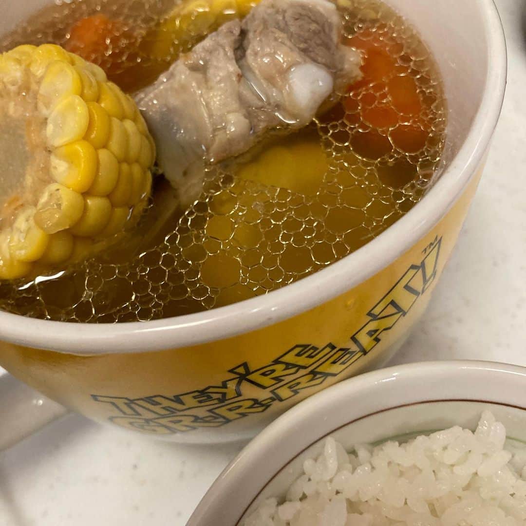 佐藤竜雄のインスタグラム：「朝は再びとうもろこしとスペアリブのスープ。鍋つかみ、絶妙で良し！ #スープ #バーミキュラ #三角鍋つかみ #シンプルメニュー #朝食」
