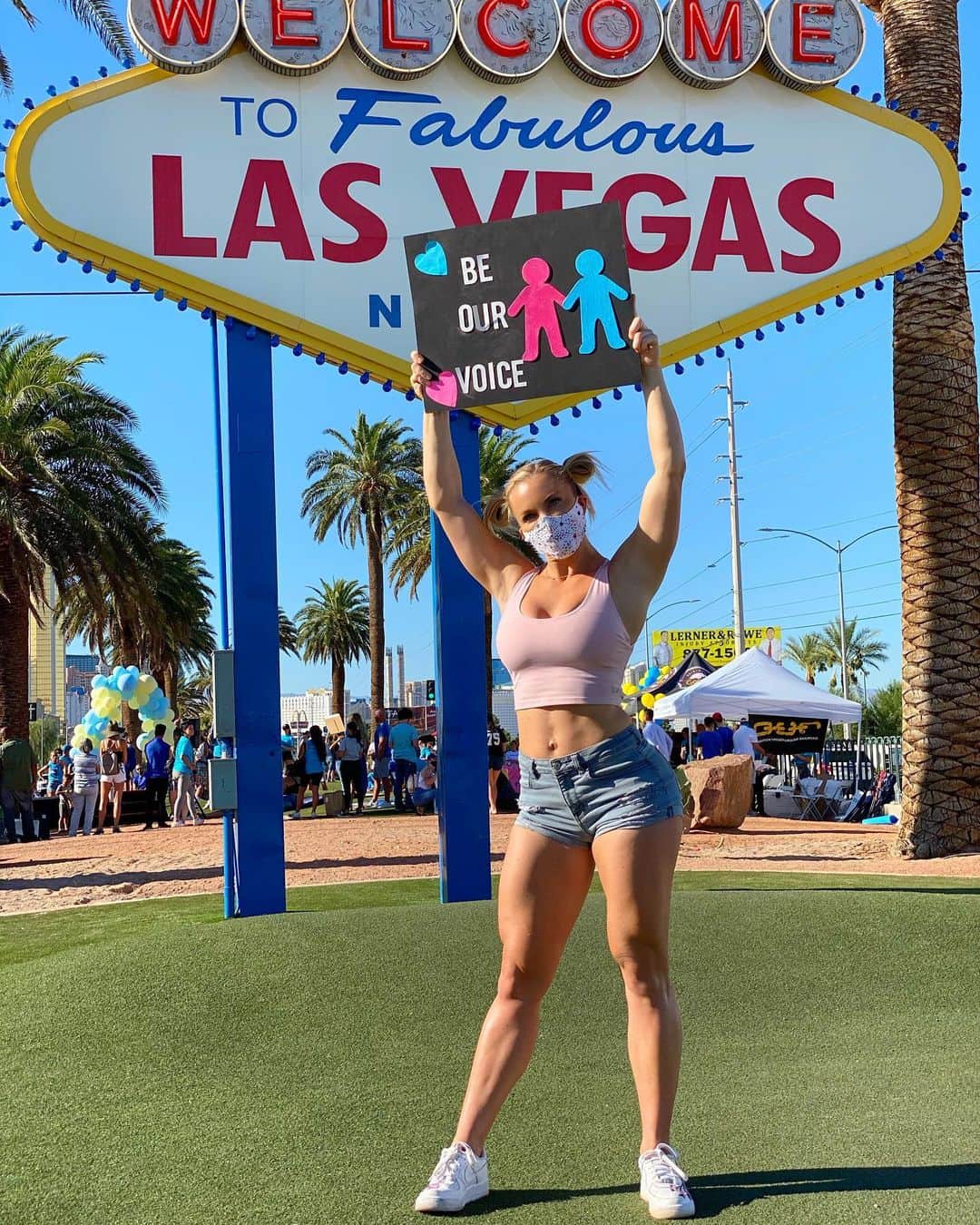 Lauren Drain Kaganのインスタグラム：「Today is World Sex Trafficking Awareness Day. Every year millions of men, women and children are trafficked - including right here in the United States. Every year half a million children go missing in United States! We must stand up for the children and be their voice when these crimes are happening right here in our country! As a mother I am disgusted people are still buying and selling children every year for horrific and inhumane sex practices! Trafficking is slavery! End trafficking! Save the children! #savethechildren #worldtraffickingawareness #betheirvoice」