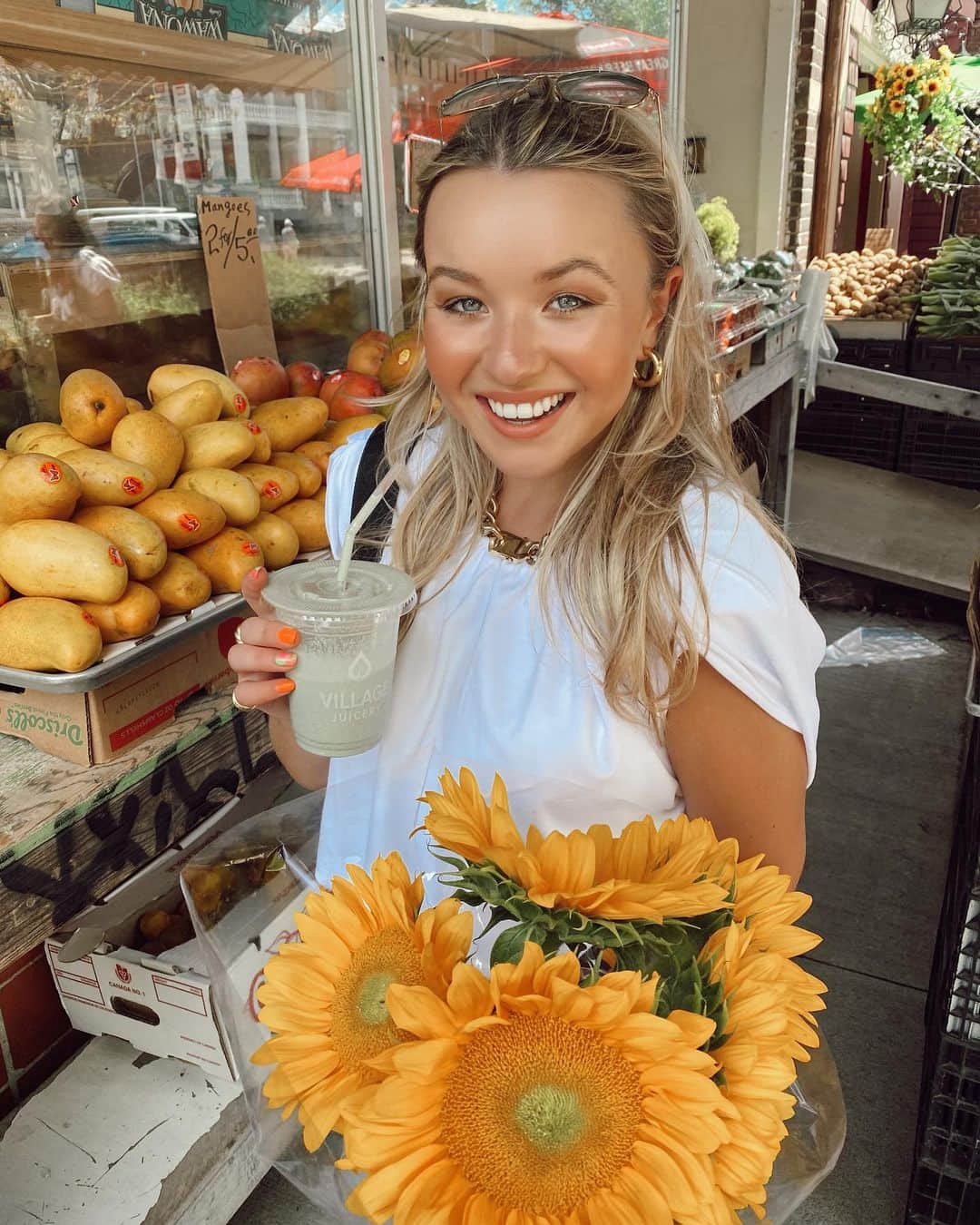 トーリ・ウェブスターのインスタグラム：「JUICY SUMMER 🍑🌻✨」