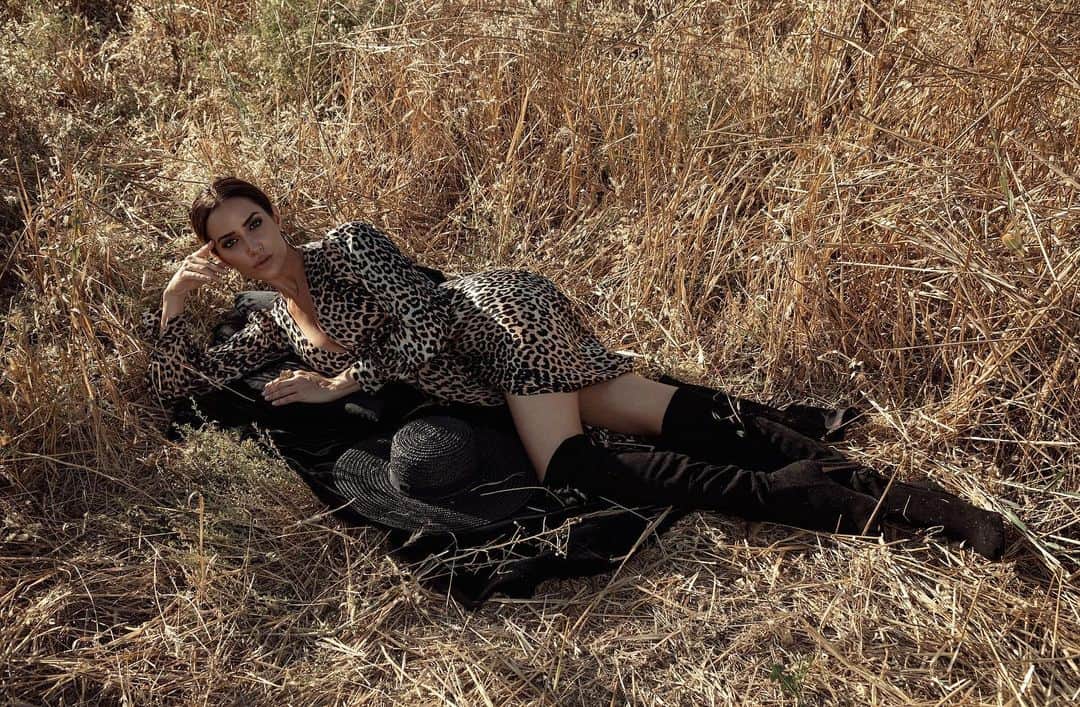 ドナ・フェルドマンのインスタグラム：「Casually laying around like . . . @noahnash @whitemonkeystyle #editorial @creators_mag #cheetahprint @ganni #fashion」