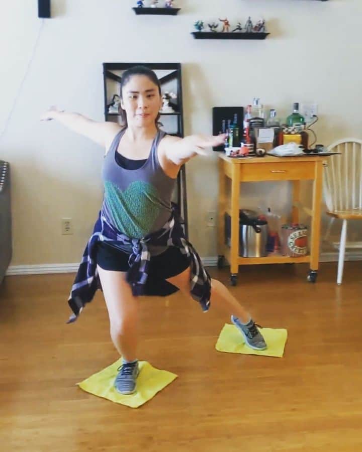 ベアトリサ・リャンのインスタグラム：「Inaugural power/edge class inspired by @yebinmok today! Here were a couple exercises we worked on:   1) back inside edge pushes --focusing on rhythm of the knee bend, posture, and core rotation  2) forward inside twizzle prep (no turn, then half turn) --focusing on posture, rotation positioning (foot in, shoulders pressing), and using the knee and ankle to rotate vs the upper body  Super fun class! Had a couple beginners so we focused mostly on alignment and correct positions. Hoping to gradually get into endurance and power/strength.   Doing these weekly off ice classes during quarantine has really forced me to be creative and to make sure that I'm teaching good foundations to my students. I think having off ice is so important in learning how your body moves and to work on the little things that we tend to overlook on the ice when we get busy with landing jumps and doing spin variations. Let's get back to the basics!   🎶: @lizzobeeating "Juice" . . . #usfigureskating #coachlife #quarantineprojects #iceskating #coach #exercises #lizzo #juice #keeplearning #inspireothers #betteryourself #growth #toyotasportsperformancecenter #TSPC #SOE #summerofexcellence」