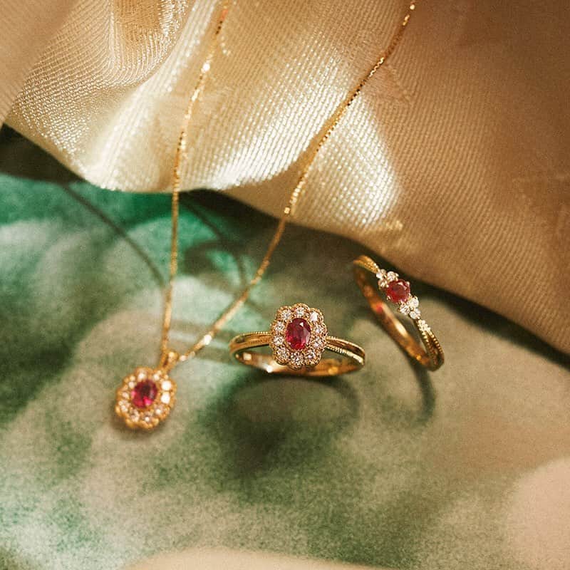 のインスタグラム：「本日7/31(金)発売、TSUTSUMI のAutumun collection。 秋を先取りできるクラシカルなデザイン×カラーストーンの魅力的なコレクションです💕 ぜひ、チェックしてください！  オンラインショップへは、プロフィールのURLから飛べます♪ ⇒www.tsutsumi.co.jp  #jewelry #jewelrytsutsumi #ジュエリーツツミ #ツツミ #ゴールド #ルビー #2020Autumncollection #Retorograce」