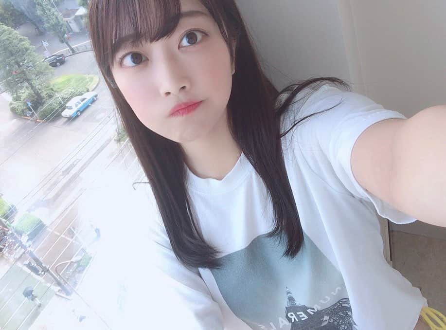 西井綾音のインスタグラム：「. . . .  お家時間は専らゲーム三昧だけど、お仕事では屋外に出る機会が多い私、、 . . . サンカットトーンアップエッセンスならSPF50+PA+++だから、絶対焼きたくない私にぴったりなんです！ . .  しかもラベンダーの色と光の効果でトーンアップできちゃう！最高！ . . 色落ち、色移りがしにくくて綺麗なお肌をキープできるよ〜！ . . . 私はこれを化粧下地にも使ってます！スキンケア成分が入ってるから安心して使えるよ✨ . . UVケアのコツはこまめに塗り直しすること！これ大事！ よかったらみんなも使ってみてね！ . . . . .  #PR　#cancam_suncut　#日焼け止め　#トーンアップ #お守りUV @suncut_official」