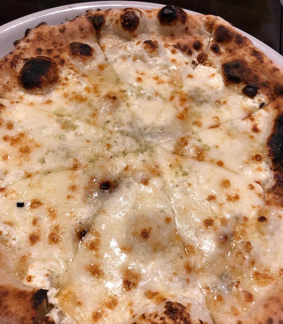 甘糟記子さんのインスタグラム写真 - (甘糟記子Instagram)「昨日は西五反田にあるピッツェリアブルーナ　@pizzeria_bruna へ！！  私の中でここのピザがNo.1！な店( ^ω^ )  でも夜はピザ以外もめっちゃ美味しい(๑˃̵ᴗ˂̵)  いつも食べるの一緒だけどね（笑）  トリッパは子供達も大好きだし、イカのソテーもいつもペロリ(≧∀≦) 鳥レバーのクロスティーニも息子殿も食べられちゃうし、トウモロコシのフリットは奪い合いだよね（笑）  ピザだけだとなかなか行きたがらないパパも、このお店はめっちゃお気に入り(≧∀≦)  オススメのグラスワインもいつも美味しくて、上機嫌です（笑）  気軽に行ける美味しいイタリアンがあるって幸せですね〜(//∇//)  #お気に入りのお店#ピッツェリアブルーナ#トリッパ#ピザ屋#イタリアン#安くて美味しい#また行きたいお店」7月31日 10時43分 - norihey924