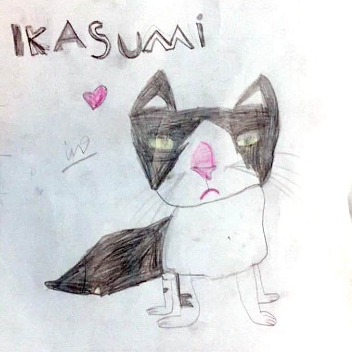 Kachimo Yoshimatsuさんのインスタグラム写真 - (Kachimo YoshimatsuInstagram)「サウジアラビアのIccttssさんがナナクロの絵を、その妹さんがイカスミの絵を描いてくれました。ありがとうございました。  Iccttss of Saudi Arabia drew a picture of Nanakuro and her sister drew a picture of Ikasumi.  Thank you very much.  #うちの猫ら #nanakuro #ikasumi #ナナクロの絵 #ナナクロ 猫 #ねこ #cat #ネコ #catstagram #ネコ部 http://kachimo.exblog.jp」7月31日 10時48分 - kachimo