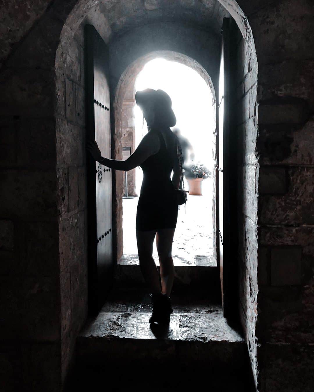 のインスタグラム：「I’m going to try and see what’s at the end of the tunnel. I probably will be mad if it’s just a light. Better be dine in sushi bar and the dance floor  . . . . . . #thereislightattheendofthetunnel #hope #thursdaymotivation #motivation #fortune #dancefloor #music #soundsystem #mood #instagood #dj #femaledj #techno #rona #socialdistancing #covid #summer #photooftheday #staysafe #staystrong #コロナに負けるな #外食 #寿司」
