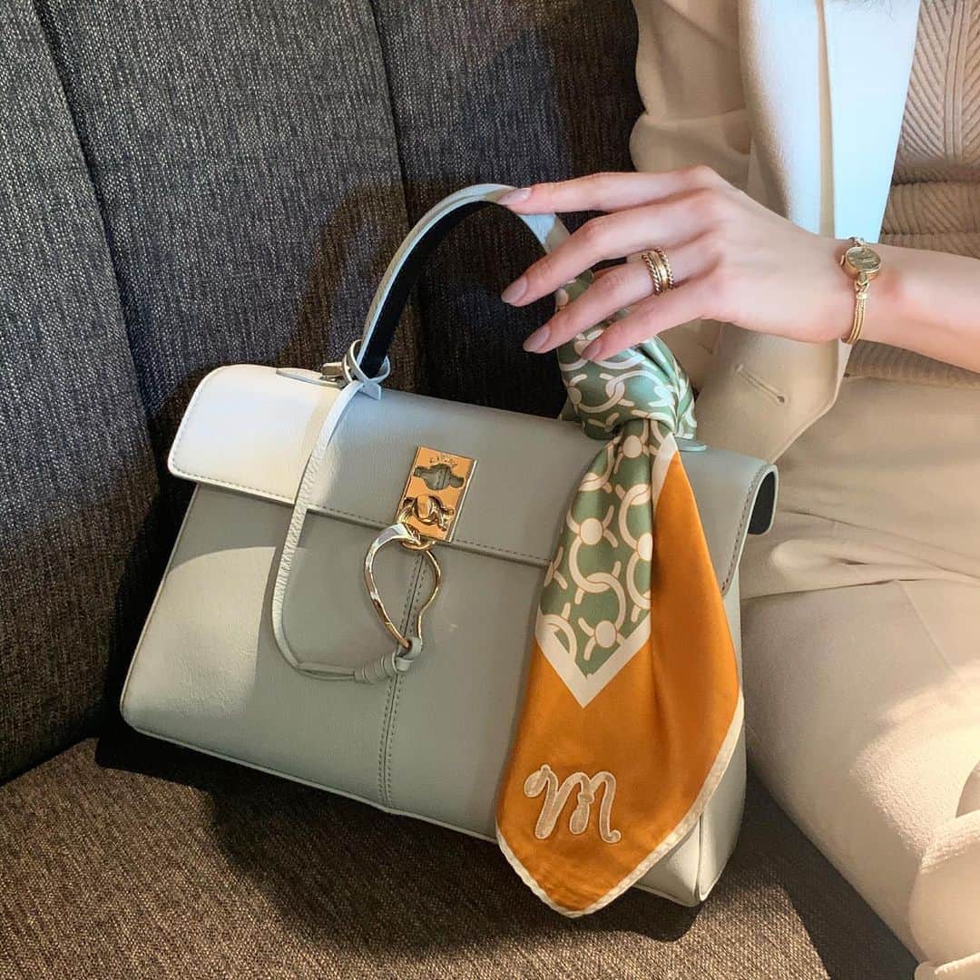 のインスタグラム：「👜✨ ・ @cafune.official スカーフも、 イニシャル入り♪」