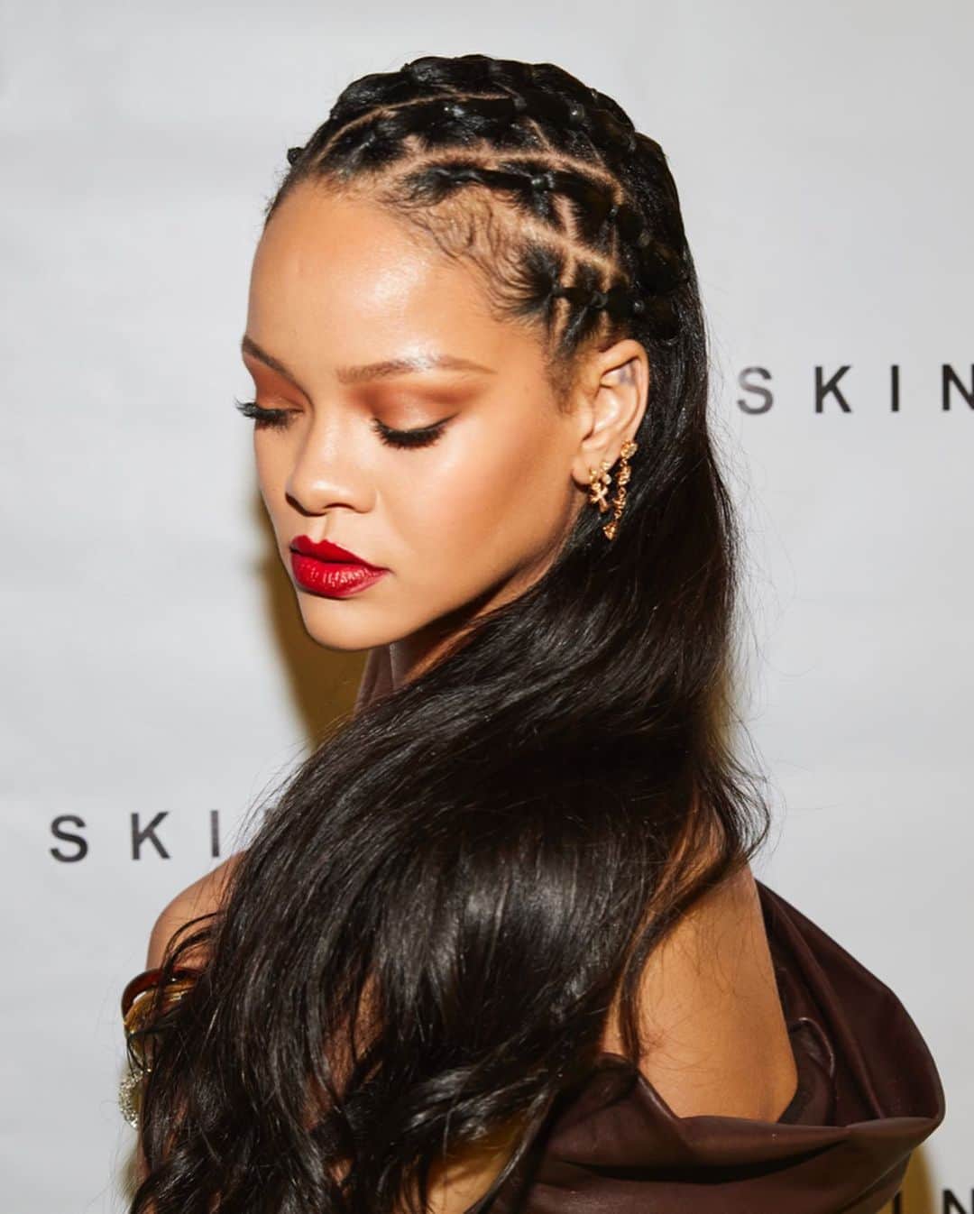 リアーナのインスタグラム：「such a fun virtual pre-launch party for @fentyskin yesterday! Thanks to all of you for the tremendous engagement and for  being a huge part of our event!   FENTYSKIN.com officially launches tonight at MIDNIGHT EST.」