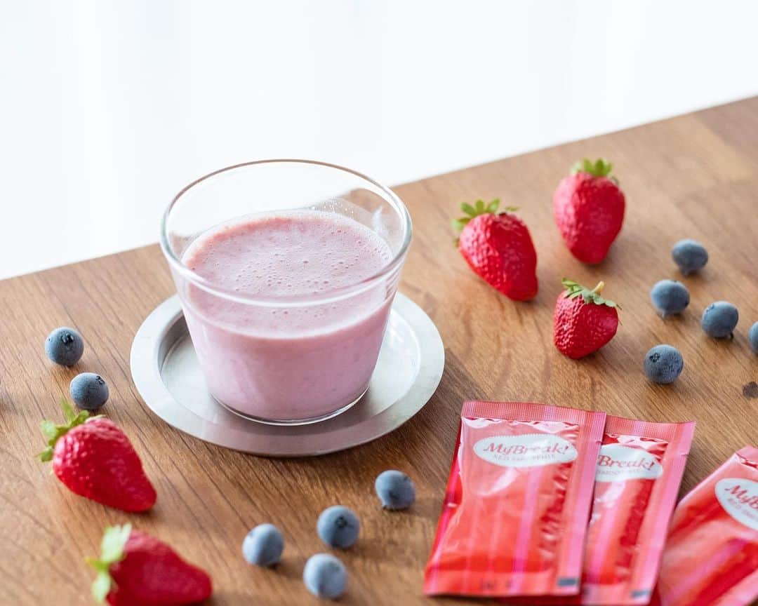 haru.のインスタグラム：「. おはようございます！ . 今回、MyBreak! RED SMOOTHIE （@mybreakredsmoothie）をお試しさせていただきました！ . MyBreak! RED SMOOTHIE は、酵素230種類、乳酸菌150億個配合の置き換えダイエットスムージー♩ . 今回は豆乳と合わせていただきましたが、 甘くて飲みやすい、とても美味しいスムージーでした◎ 牛乳や炭酸水で割っても美味しくいただけそう…😆✨ . 毎日続けて、そろそろ自粛生活太りを解消しなくては…笑。　 がんばります！ . 気になる方はぜひMyBreak! RED SMOOTHIE のアカウント（@mybreakredsmoothie）を覗いてみてくださいねっ！ .  素敵な商品をありがとうございました✨ . .」