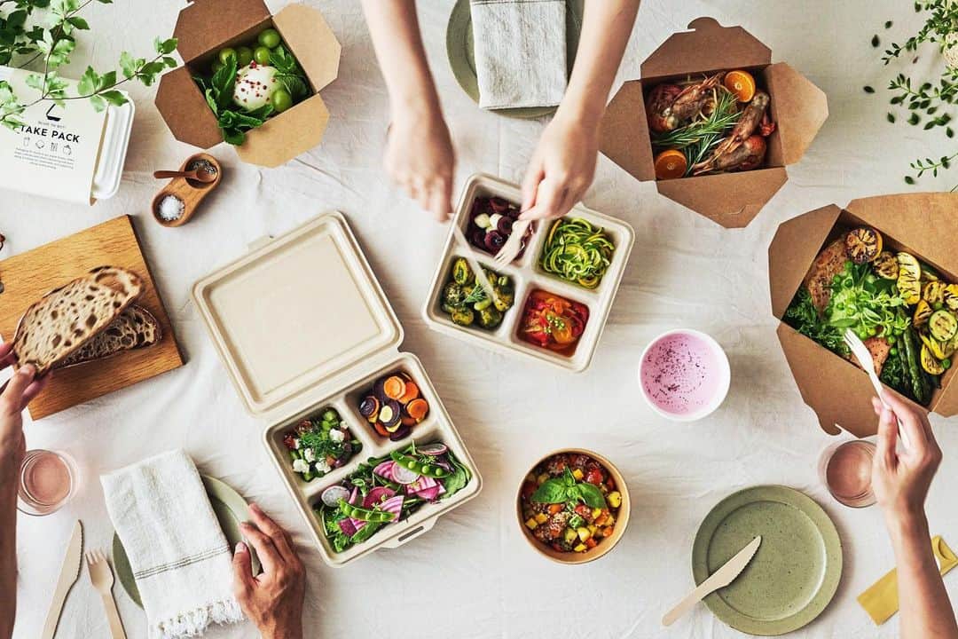 のインスタグラム：「. 新しいプロジェクトが始まりそうでなかなか始まらない！ からちょい出し😉  地球に優しいエコ素材で作られたレストランテイクアウト用 パッケージストアの立ち上げのお手伝いをしています。  したい！と心から思えるお仕事へシフトを始めて数年.... .2020年を着地&完全なる方向転換と年にしようと思って動いてたの。  今年も残すところあと5ヶ月！ 幼少期から両親に植え付けられたサステナブルでエシカルな思考を しっかり発揮していろんな場所でモノ&コトを創っていくよー。」