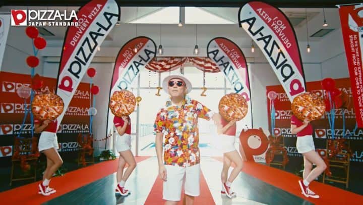 のインスタグラム：「ピザーラ2020夏 WebCM 本編 #ピザーラ  #PIZZALA  #虹色侍  #ずま #にじいろざむらい  #エビマヨ  #エビマヨのよくばりクォーター  #ピザーラが届けにやってくる #ご褒美」