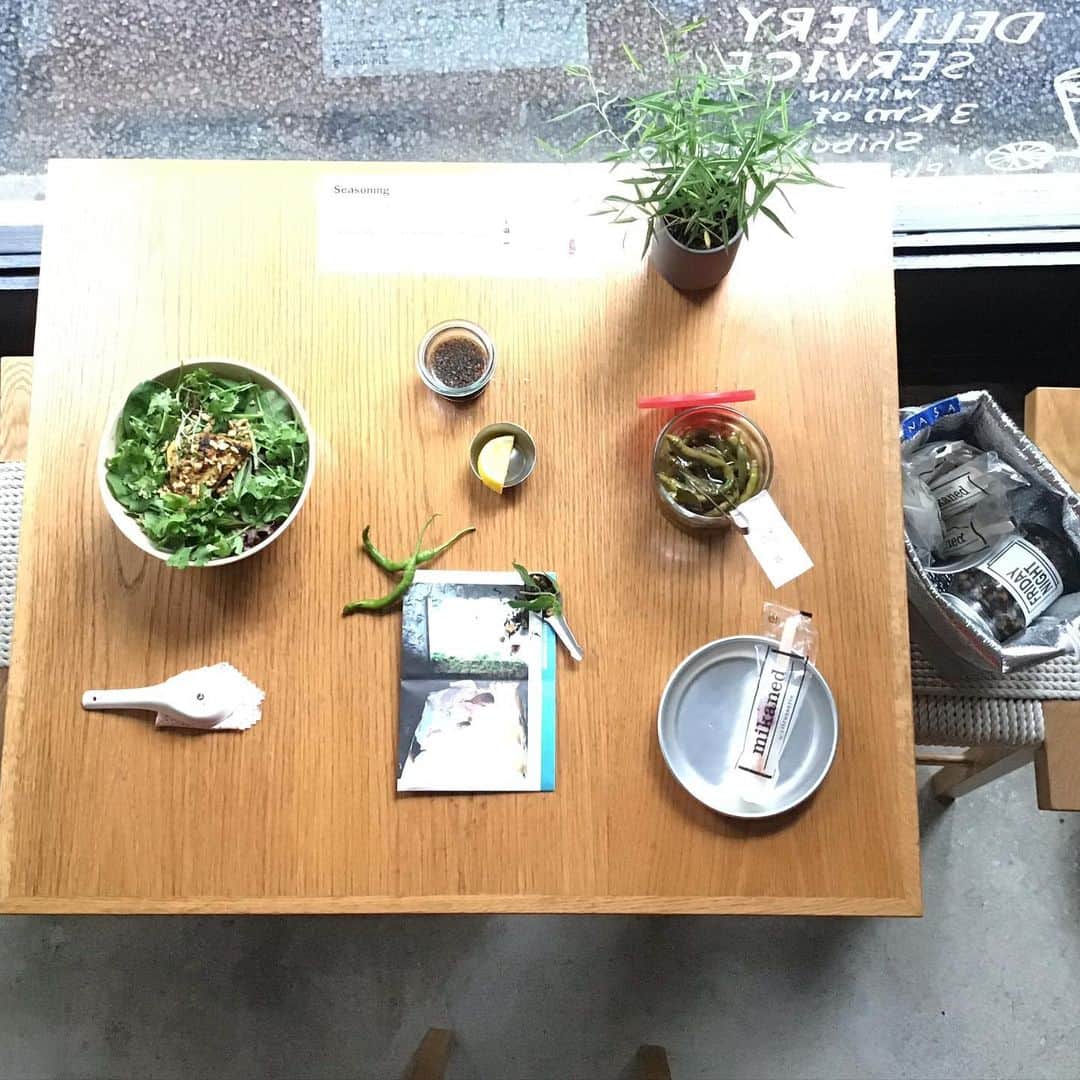 Pho 321 Noodle barのインスタグラム：「皆さま　お早うございます。  8月のflightへとつなぐ7月　last fridayです🛫  本日のsummer rollは、コリンキー　金美にんじん(okinawa) むらさきしぐれ大根　pawpaw(Thailand) 紅はるかをキュキュっと巻き上げました。  タイの青パパイヤは　サラダ風に　スライスしたものに　軽く火を炒れて　アレン・ユーレカ🍋をひと搾りしています。  きょうは　やや涼しいので　tandorii fishの米粉の汁なし麺は温かな太麺がおすすめです👩‍🍳🎣  8月のスタート　明日は　3pmより　saturday special 豚肉と海老の‘NEM’を数量限定でご用意致します。 ご褒美のビールのおつまみにどうぞ。  本日も11:30am open 5:30pm last call 6pm closing 終日　店内明かるく調えて　お待ちしております🌞💡  todays recommend: bun tandoori fish(warm) , summer roll 1/2,mini pork rice,com dong-pou-rou, friday night (tea time tailor) and mikaned 🍓  todays opening bgm:’toi’’vou’/ henri salvador(-2003-)  #tandoorifish #pawpaw」