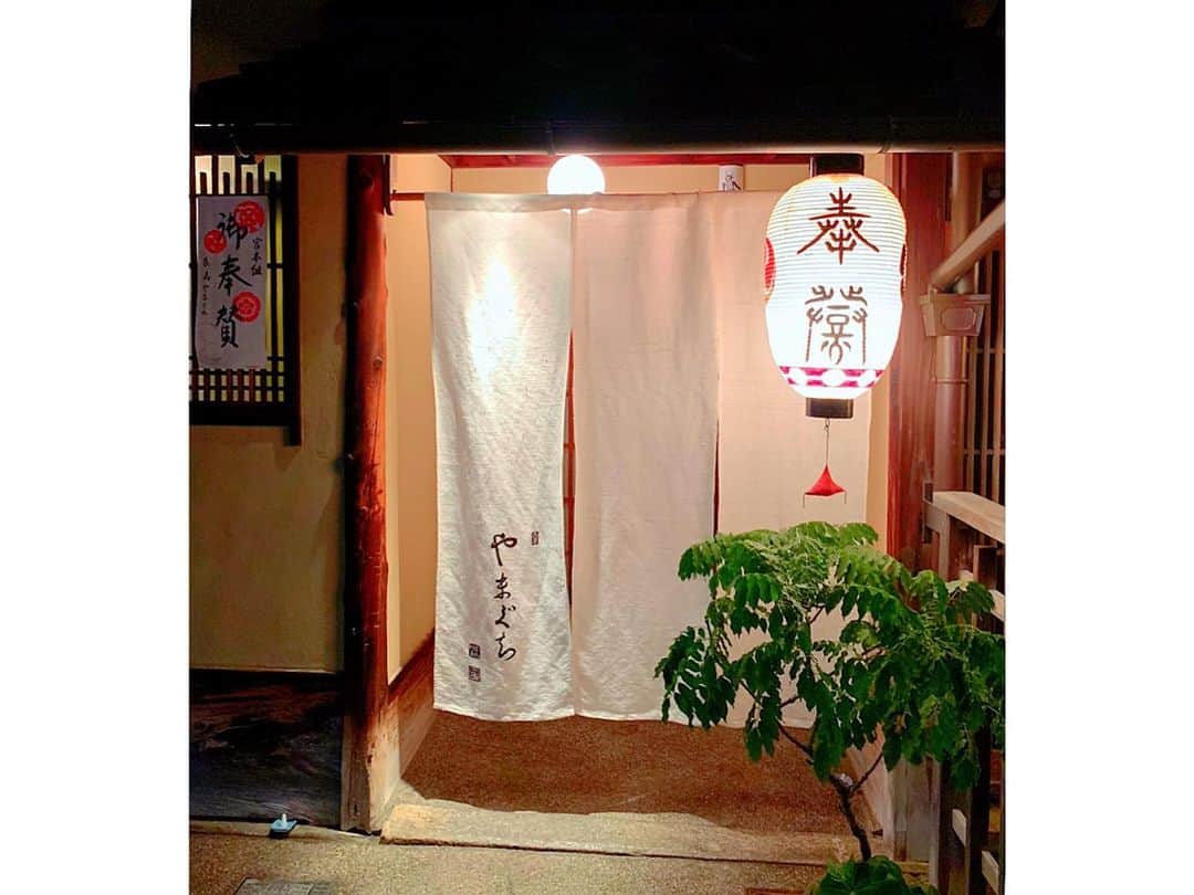 百合華さんのインスタグラム写真 - (百合華Instagram)「京都祇園にある完全紹介制のイタリアン『祇園 やまぐち』にてディナータイム②🍽💕  ボリュームたっぷりな鮑とホワイトコーンのリゾットには自家製カラスミをかけ放題スタイル💛  メインのお肉料理は京都の京丹波牧場で環境に拘りを持って育てられた平井牛🐂  40日間熟成させたヘレ肉の柔らかさと旨味にエイジング技術の高さを感じました✨  オーナーシェフの山口氏によるユーモア溢れるパフォーマンスを眺めながら、驚きと笑顔溢れる素敵なひとときを過ごす事ができてしあわせ❤️  #japan #日本 #kyoto  #京都 #祇園 #完全紹介制 #イタリアン #祇園やまぐち #dinnertime  #ディナータイム #ディナーコース #黒トリュフ #マンゴー #クレープ #イタリア産 #oliveoil  #オリーブオイル #本鮪 #キャビア #カッペリーニ #美食 #美食家」7月31日 11時23分 - yurika.lovelily