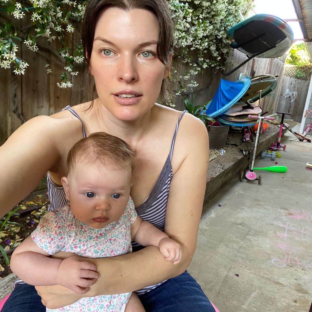 ミラ・ジョヴォヴィッチのインスタグラム：「It’s so incredible to be a mother! There really is nothing better in my opinion. And nothing worse than losing a child. Swipe to see the officers who murdered #breonnataylor who still have not been brought to justice and swipe again to see the numbers that we all need to call to get these men arrested. Let’s help Breonna’s mother and family find some peace and closure. All hands on deck everyone! #justiceforbreonnataylor」