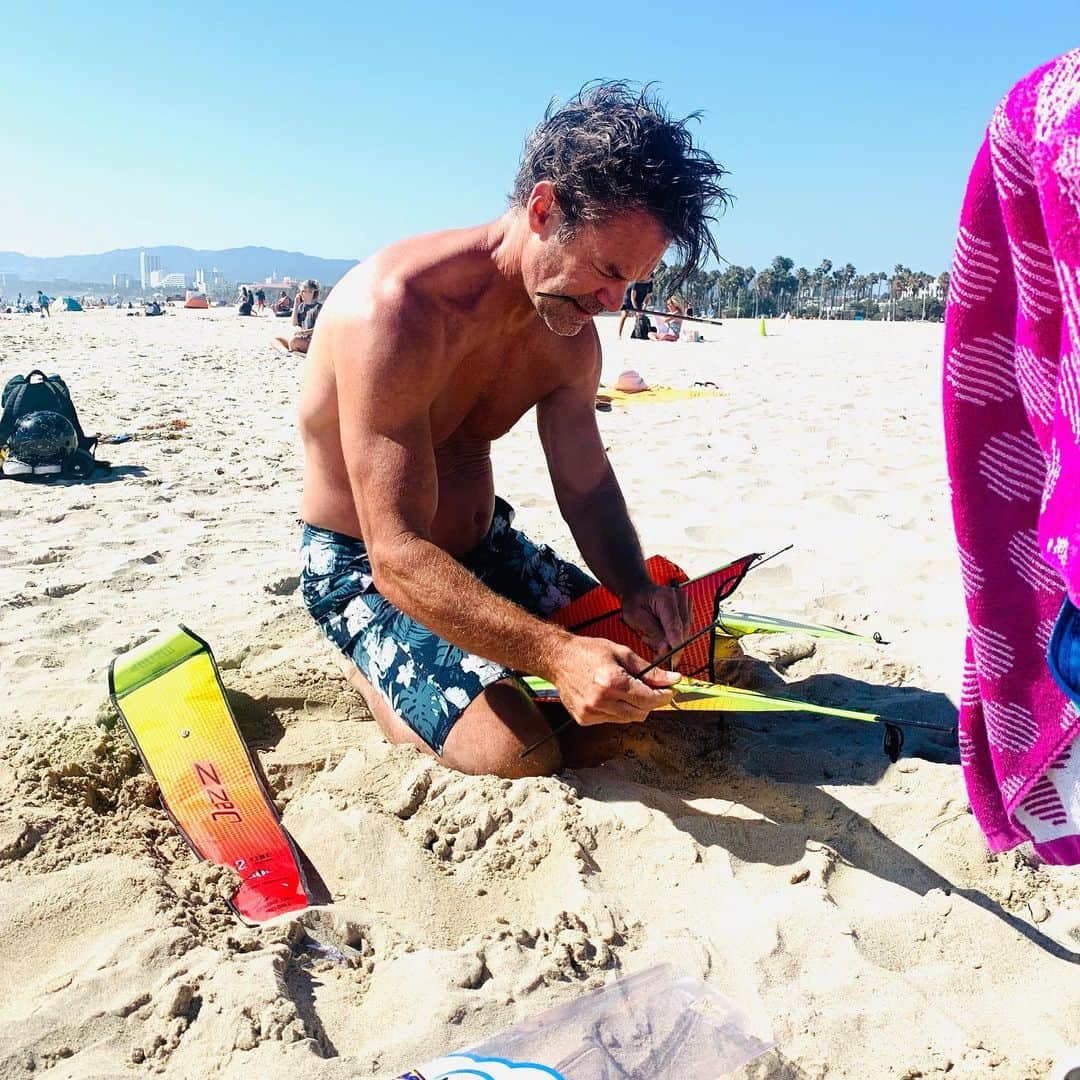 アンドリュー・ラネルズさんのインスタグラム写真 - (アンドリュー・ラネルズInstagram)「On beach day, some of us fly kites, some surf and some of us  just eat cookies.」7月31日 11時47分 - andrewrannells