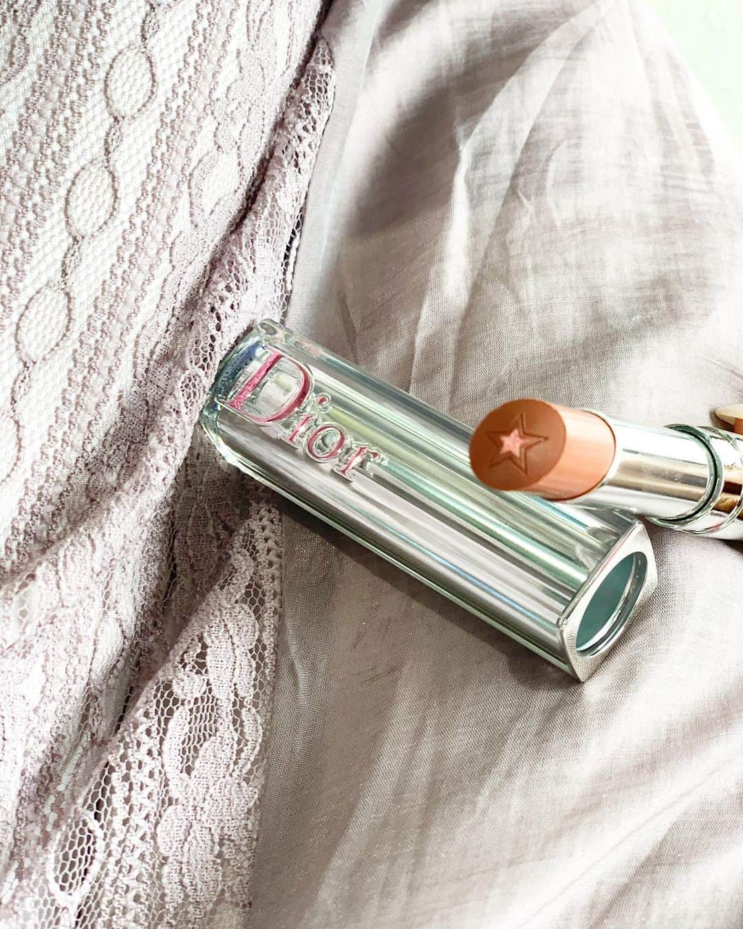 のインスタグラム：「New cosme♡💋﻿ ﻿ ﻿ Diorで新しくLipとマスカラを買ったよー💕﻿ ﻿ ﻿ このLipは、以前お世話になったSnowmanのラウール君がモデルをしていたカラーらしい☻✨﻿ ﻿ ﻿ Lipの塗るところが☆型になってるー^ ^！﻿ ﻿ 色味は自然なヌーディーベージュで薄づきだから茶！！って感じにはならないよ♡﻿ ﻿ ﻿ ﻿ マスカラもカールキープしてくれるタイプの、ブラシがカーブしているブラウンにしました💕﻿ ﻿ ﻿ ﻿ コスメが大好きだから本当沢山コレクトしてしまう♡﻿ ﻿ 誕生日プレゼントでも色々もらえて、その日の洋服が毎日違うように、﻿ メイクもテーマを決めて毎日変えるととても楽しい💜﻿ ﻿ ﻿ YouTubeチャンネル、#魅力Japan30 でも、どんどんメイク企画をアップしていきますね！！^ ^﻿ ﻿ ﻿ なので皆様にご協力いただきたい事が💕﻿ ﻿ ﻿ ﻿ 普段のメイクお悩みや、プロセスを聞きたいことなど、﻿ 魅力Japan 30でどんなメイク法を見たいかなどリクエストがあれば是非書いて欲しいです💜﻿ ﻿ ﻿ ﻿ ﻿ 八月中撮影して投稿できるようにします！^ ^✨✨﻿ ﻿ ﻿ 宜しくお願いします💕﻿ ﻿ ﻿ ﻿ #コスメ#化粧#コスメ大好き#化粧品#dior#diorcosmeticks#ディオール#お悩み解決#メイクプロセス#オススメコスメ」
