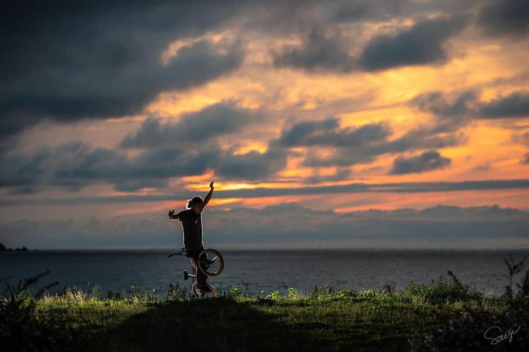 宇野陽介さんのインスタグラム写真 - (宇野陽介Instagram)「Sunset rider photo @satoshi.saijo  #aresbikes #bmx #flatland #freestylebmx #sunset #rideon #photography #bmxrider #ug #madbunny #dvsshoes #nikkon #fukui #wakasa #summer #redbullican #redbull」7月31日 11時43分 - yorkuno