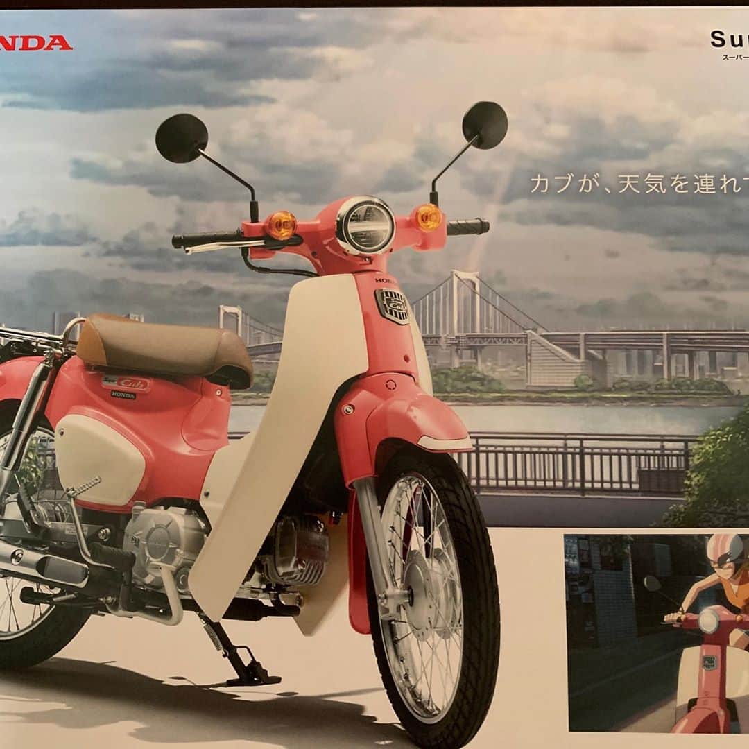 大平まさひこさんのインスタグラム写真 - (大平まさひこInstagram)「ダサ可愛い😍 ピンクのスーパーカブ　❣️限定車❗️ 思わず衝動買い😄 おっさんに似合うかな❓😅 Honda dream金沢にありますよ〜‼️ #スーパーカブ #Honda dream金沢#バイク #たのしみ #大平まさひこ #ツーリング #石川県#天気の子」7月31日 11時43分 - tai03hiko